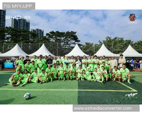 退役足球明星齐聚一堂重温绿茵岁月展现传奇风采与激情对决